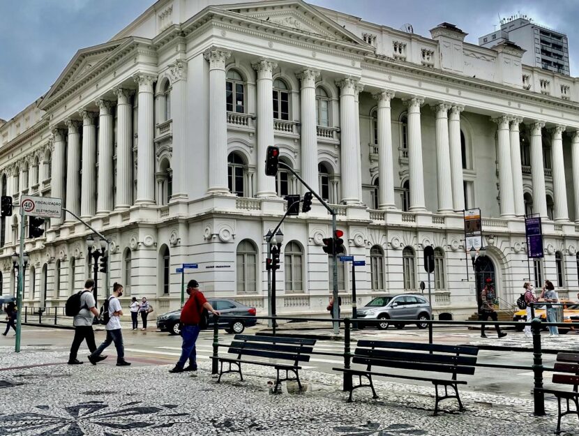 Casos de Covid-19 aumentam e Curitiba recomenda retorno do uso de máscara Covid-19 Curitiba
