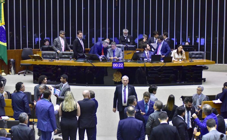 Câmara aprova projeto de lei para taxação de fundos de alta renda e offshores