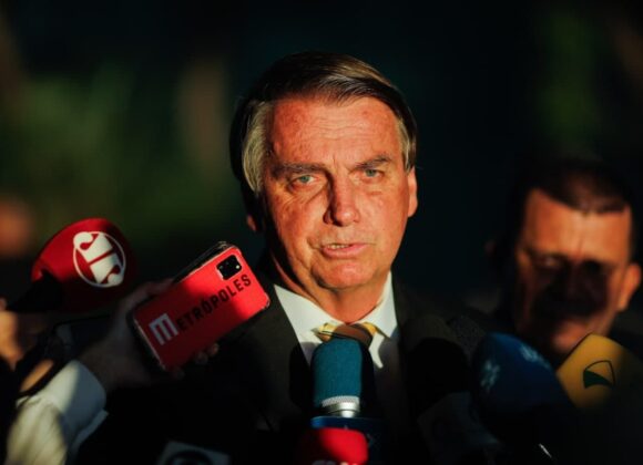 FBI passa a colaborar com a PF na investigação sobre a venda de joias recebidas por Bolsonaro FBI passa a colaborar com a PF na investigação sobre a venda de joias recebidas por Bolsonaro