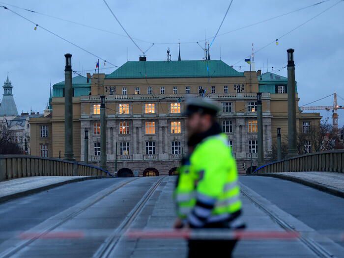 Tragédia em Praga: Homem Armado Mata Mais de 15 Pessoas em Ataque a Edifício Universitário
