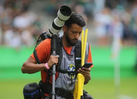 Torcedor é acusado de racismo contra fotógrafo durante partida pela Série B Torcedor é acusado de racismo contra fotógrafo durante partida pela Série B