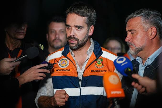 Eduardo Leite é criticado por mudanças em normais ambientais, político nega acusações Eduardo Leite é criticado por mudanças em normais ambientais, político nega acusações
