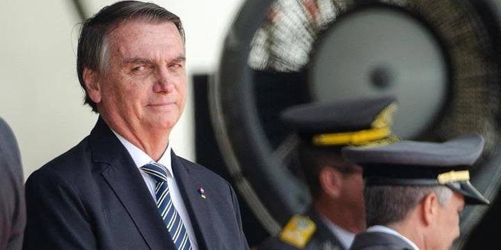 A sessão conjunta do Congresso Nacional, realizada nesta terça-feira (28), manteve o veto ao trecho da Lei de Segurança Nacional (Lei 14.197/21) que criminalizava as fake news. Na Câmara dos Deputados, foram 317 votos pela manutenção, 139 contrários e 4 abstenções. Com a decisão na Câmara, os senadores não precisaram votar. A ampla maioria que autorizou a disseminação de notícias falsas foi formada por parlamentares do PL, Republicanos, PP, União Brasil, PSD, MDB e Podemos. Na tribuna, a deputada bolsonarista Bia Kicis defendeu a manutenção do veto, argumentando que o derrubar criminalizaria opiniões. "Isso vai acabar com a paz daquelas pessoas que querem simplesmente falar, mostrar a verdade ou dar a sua opinião nas redes sociais", afirmou Kicis. O discurso encontrou eco entre os parlamentares que apoiam a liberdade irrestrita de expressão nas redes sociais, sem punição para a disseminação de desinformação.