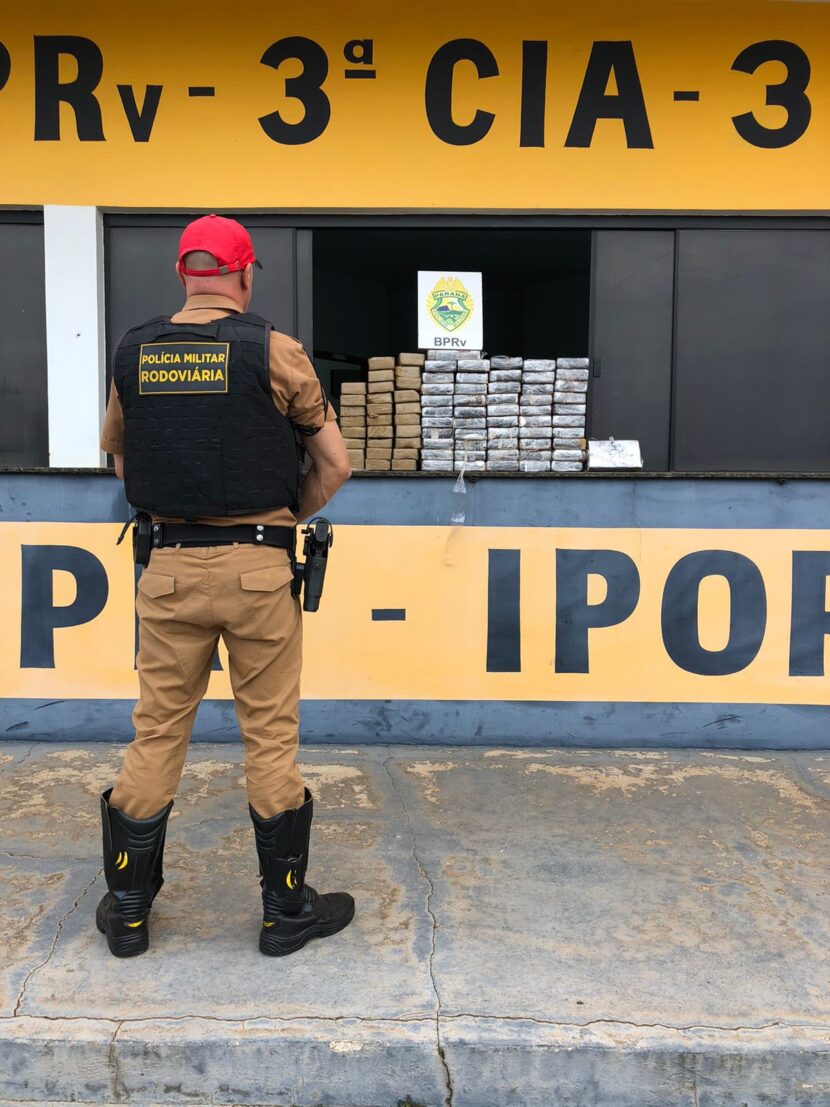 Policiais Rodoviários apreendem veiculo carregado de drogas no interior do paraná Policiais Rodoviários apreendem veiculo carregado de drogas no interior do paraná