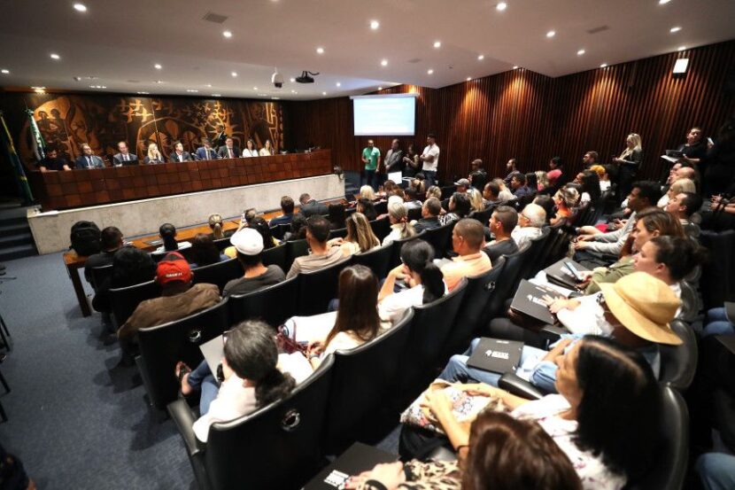 Assembleia Legislativa do Paraná discute projeto de Lei 900/2023 sobre saúde mental