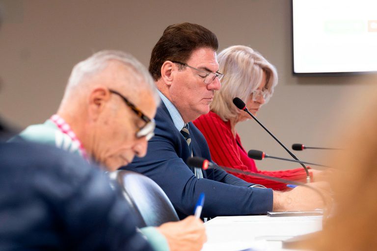 CCJ decide ouvir Prefeitura de Curitiba sobre incentivo a denúncias de corrupção CCJ decide ouvir Prefeitura de Curitiba sobre incentivo a denúncias de corrupção