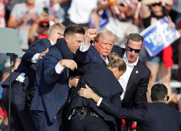 Comício de Trump é Interrompido: Candidato á presidência dos EUA foi retirado do palco após som de tiros
