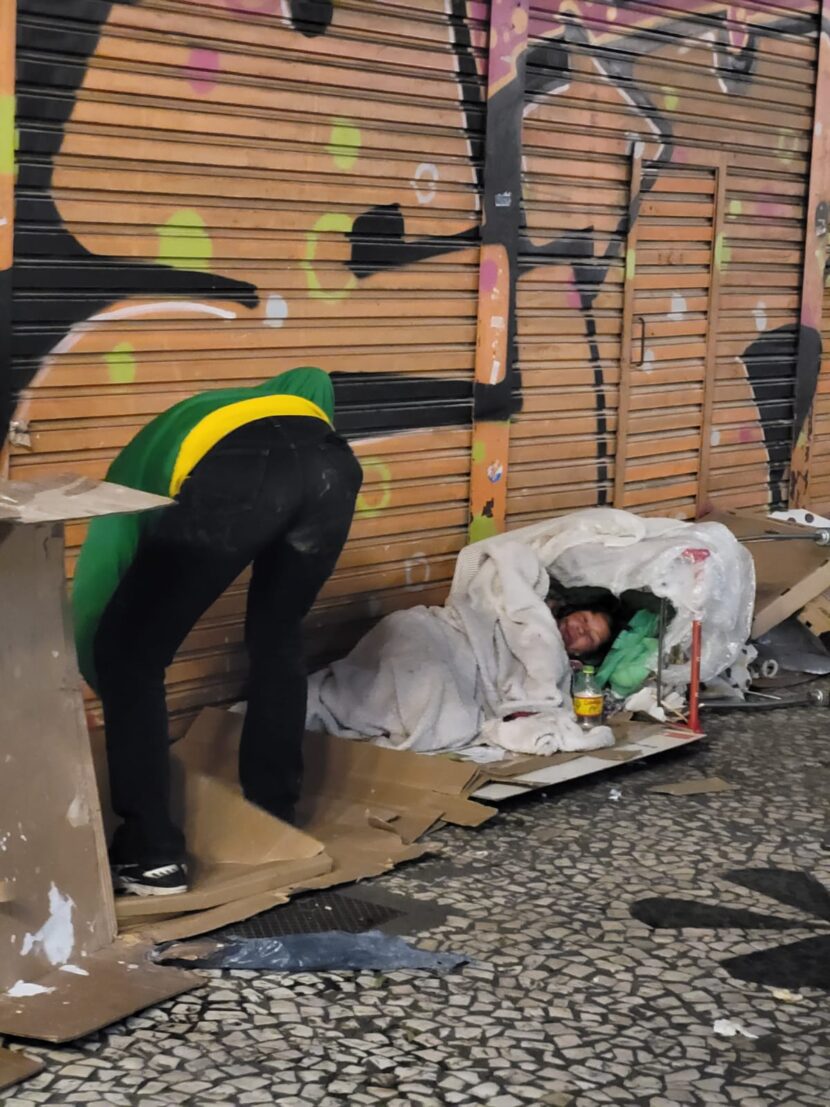 Indignação e Preocupação Crescentes no Centro de Curitiba: Moradores de Rua Ameaçam, Defecam e Quebram Estabelecimentos Indignação e Preocupação Crescentes no Centro de Curitiba: Moradores de Rua Ameaçam, Defecam e Quebram Estabelecimentos