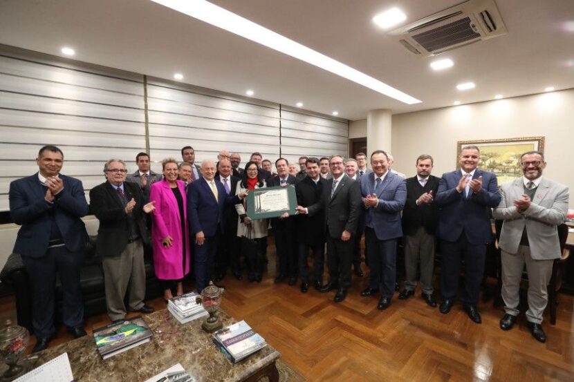 @ Desembargador Carlos Vieira Von Adamek é Homenageado na Assembleia Legislativa do Paraná Desembargador Carlos Vieira Von Adamek é Homenageado na Assembleia Legislativa do Paraná