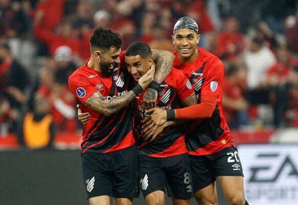 Athletico ganha do Belgrano, 2x1. Arbitragem e Esquivel resolvem Athletico ganha do Belgrano, 2x1. Arbitragem e Esquivel resolvem