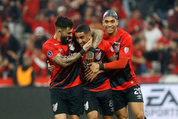 Athletico ganha do Belgrano, 2x1. Arbitragem e Esquivel resolvem