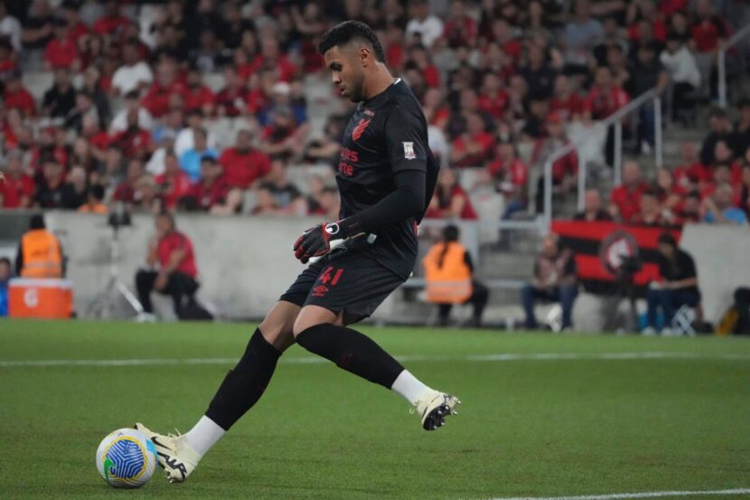 Mycael brilha e aumenta pressão sobre Linck pela titularidade no gol do Athletico