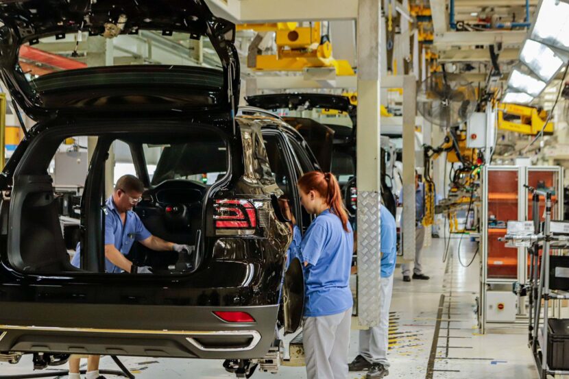CAGED – Com 124.647 novos postos de trabalho entre janeiro e julho de 2024, o Paraná registrou o maior saldo de empregos com carteira assinada para os primeiros sete meses do ano desde 2021. Há três anos, o saldo de empregos no Estado foi de 130.470, quando a economia começava a se recuperar do período mais crítico da pandemia da Covid-19. Em 2022, foram criadas 110.502 vagas, e em 2023, 78.372 novos postos – o que significa que, na comparação entre 2024 e o mesmo período do ano anterior, o aumento na criação de vagas foi de 59%. Confira o desempenho do emprego feminino do Paraná por estados e setores .