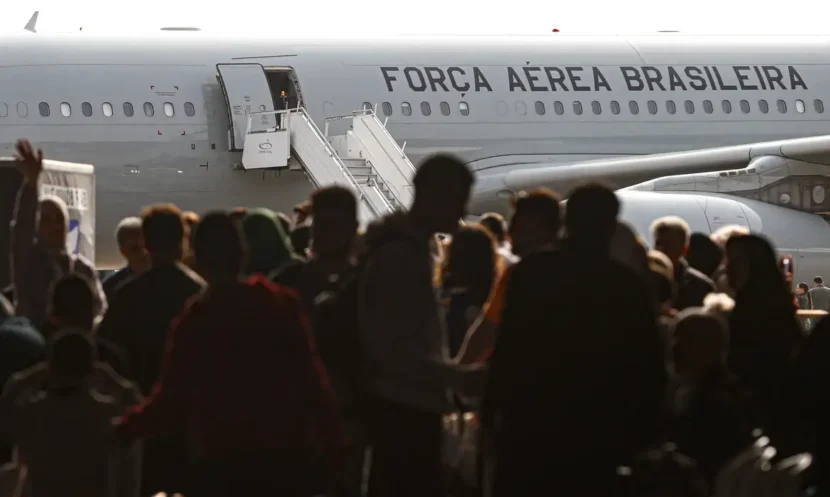 Força Aérea Brasileira pousa o quinto avião com resgatados do conflito entre Israel e Hezbollah