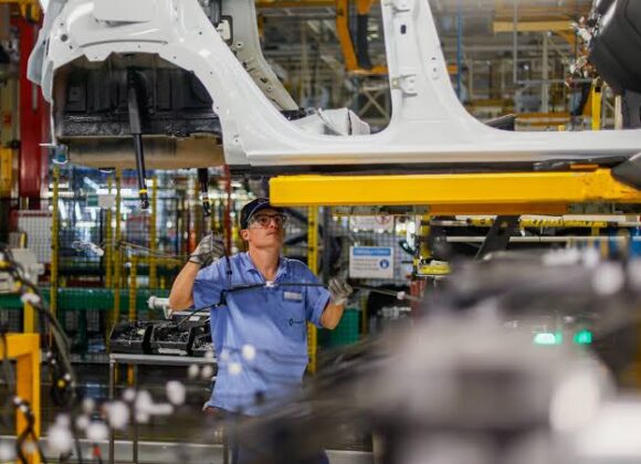 Indústria paranaense cresceu 5,3% em 12 meses, mais do que o dobro da média nacional