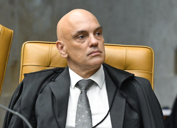 Ministro do Supremo Tribunal Federal determina extradição de brasileiros presente em atos antidemocráticos