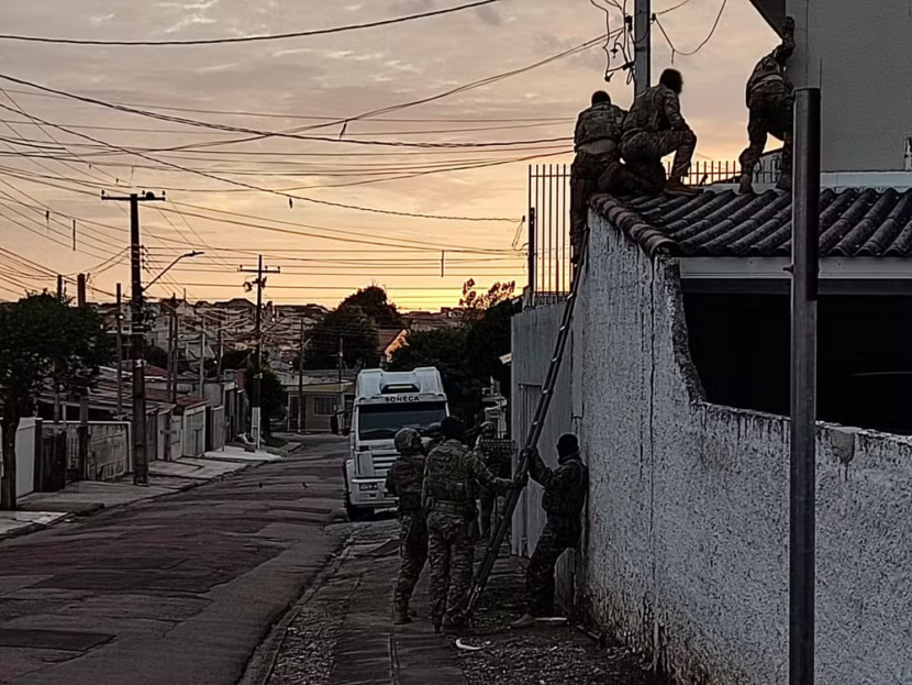 Mulher é presa em Curitiba suspeita de comandar crimes no Paraná