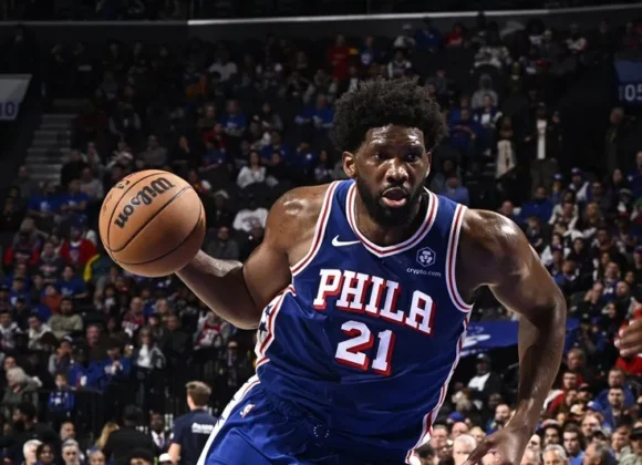 Astro de basquete da NBA Joel Embiid é suspenso após empurrar jornalista Astro de basquete da NBA Joel Embiid é suspenso após empurrar jornalista