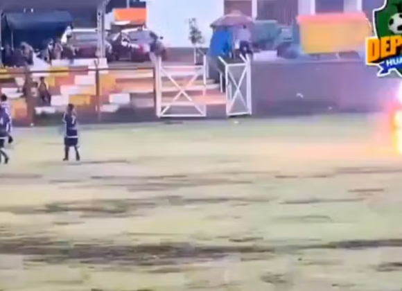 Jogador peruano morre após ser atingido por raio durante partida amadora Jogador-peruano-morre-após-ser-atingido-por-raio-durante-partida-amadora