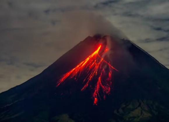 Vulcão em erupção na Indonésia causa mortes e evacuação de áreas Vulcão-em-erupção-na-Indonésia-causa-mortes-e-evacuação-de-áreas