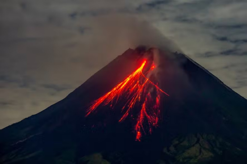 Vulcão-em-erupção-na-Indonésia-causa-mortes-e-evacuação-de-áreas