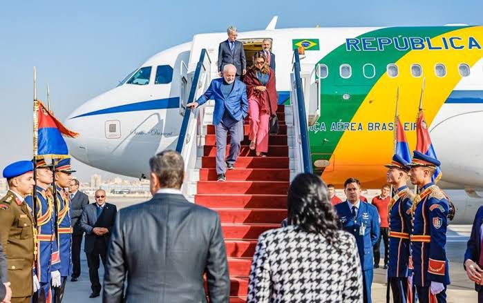 Presidente Lula chega ao Egito para falar sobre guerra entre Israel e Hamas