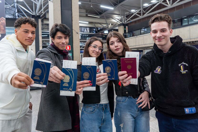Alunos paranaenses embarcam para Portugal para participar de programa de líderes em inovação Alunos paranaenses embarcam para Portugal para participar de programa de líderes em inovação
