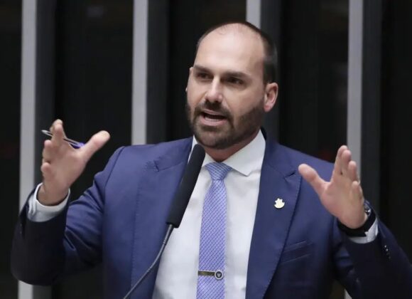 Pedidos de cassação contra Eduardo Bolsonaro seguem para o Conselho de Ética Pedidos de cassação contra Eduardo Bolsonaro seguem para o Conselho de Ética