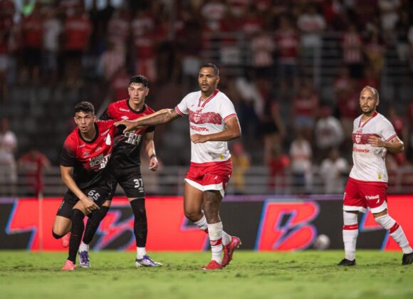 Athletico: técnico defende jovem zagueiro após erro em campo
