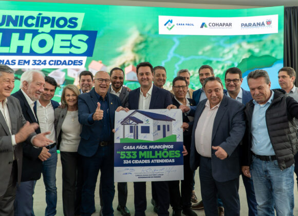 Sonho da casa própria ganha força: R$ 533 milhões do Estado destinam-se à moradia em 324 municípios paranaenses Programa habitacional lança modalidade voltada a cidades pequenas e famílias vulneráveis, com casa entregue sem custo e ênfase em inclusão social