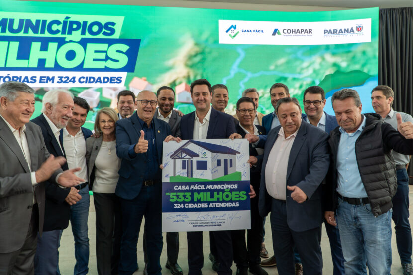 Sonho da casa própria ganha força: R$ 533 milhões do Estado destinam-se à moradia em 324 municípios paranaenses Programa habitacional lança modalidade voltada a cidades pequenas e famílias vulneráveis, com casa entregue sem custo e ênfase em inclusão social