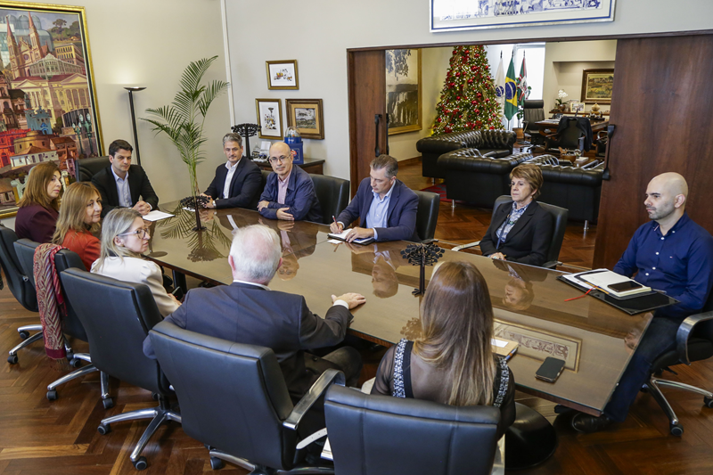 Curitiba abre portas para inovação: prefeito Pimentel recebe comitiva da Catalunha para projetar futuro na saúde Curitiba abre portas para inovação: prefeito Pimentel recebe comitiva da Catalunha para projetar futuro na saúde