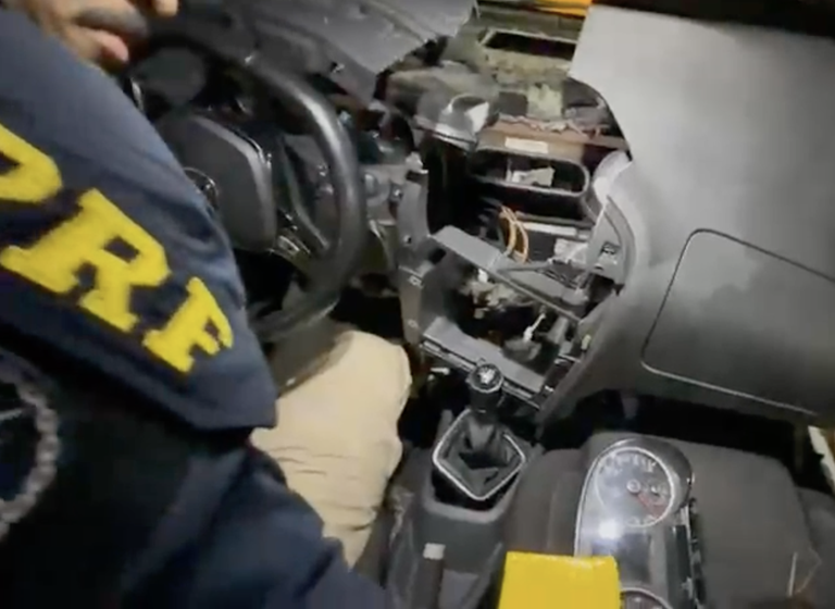 PRF intercepta carro com quase 20 kg de cocaína escondidos em painel no Paraná PRF intercepta carro com quase 20 kg de cocaína escondidos em painel no Paraná
