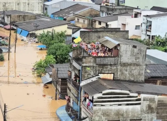Tailândia enfrenta dias após tempestade moradores-se-abrigam-em-andares-superiores-de-predio-apos-enchentes-causadas-por-fortes-chuvas-na-tailandia-1764329678845_v2_900x506.jpg