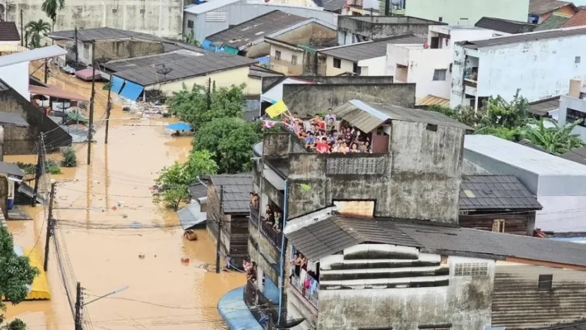moradores-se-abrigam-em-andares-superiores-de-predio-apos-enchentes-causadas-por-fortes-chuvas-na-tailandia-1764329678845_v2_900x506.jpg