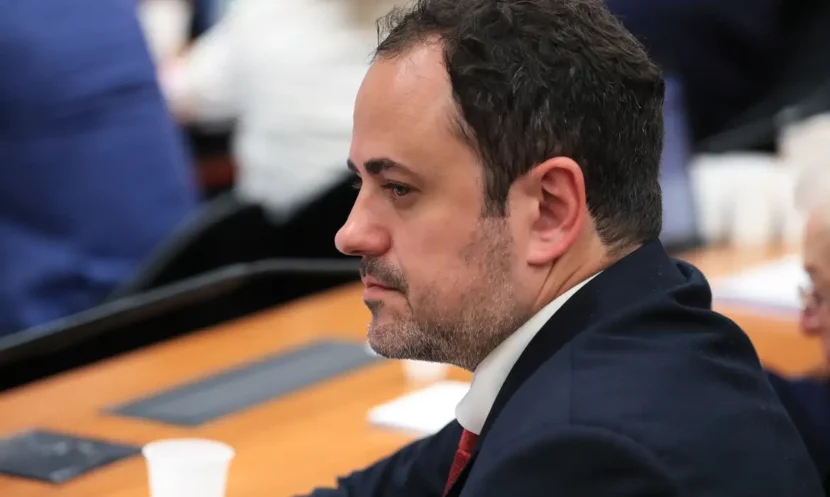 Deputado Glauber Braga (PSOL-RJ) é retirado a força da mesa da presidência da câmara lula9535