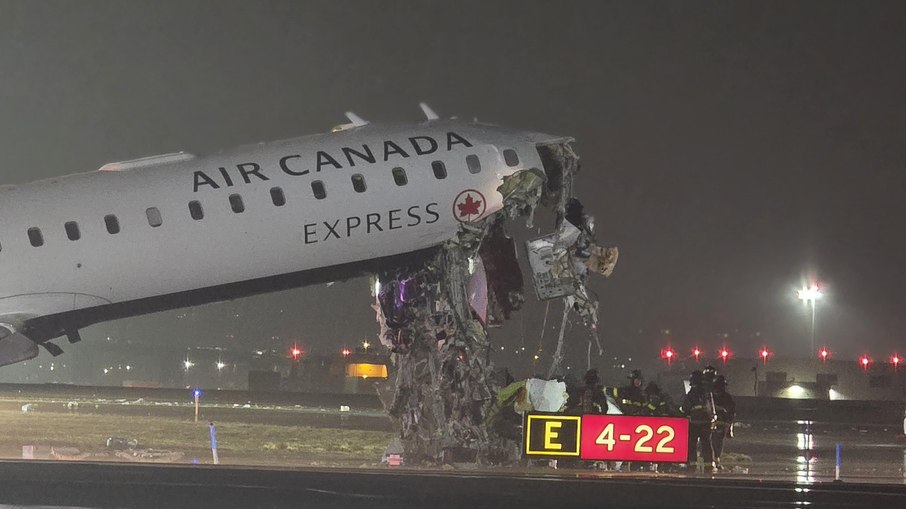 Avião colide com veículo em aeroporto de Nova York e deixa mortos IMG_0590