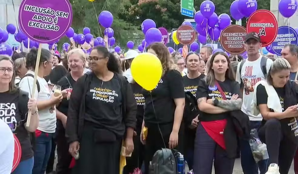 Greve da educação em Curitiba é suspensa após acordo 1-1