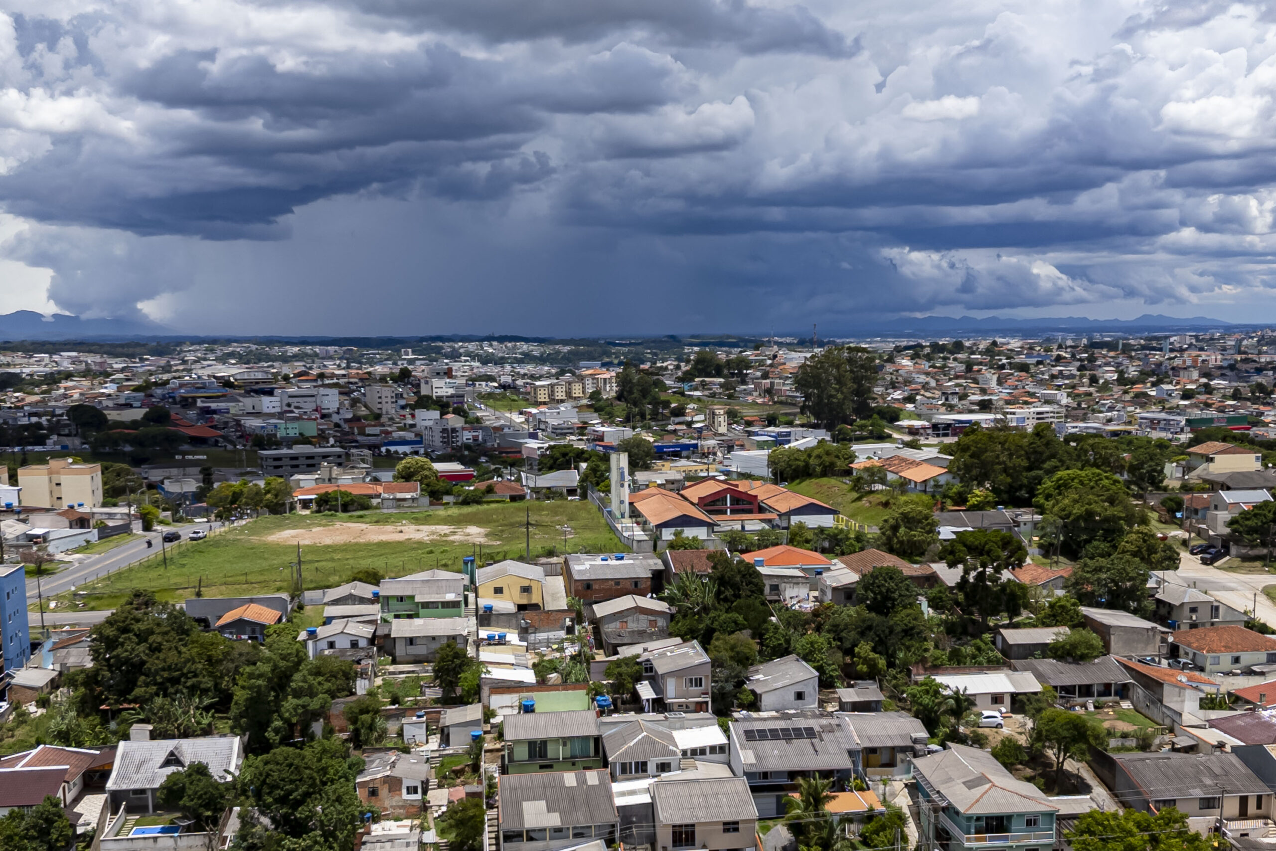 Colombo, 14 de janeiro de 2026 - Chuva no horizonte.