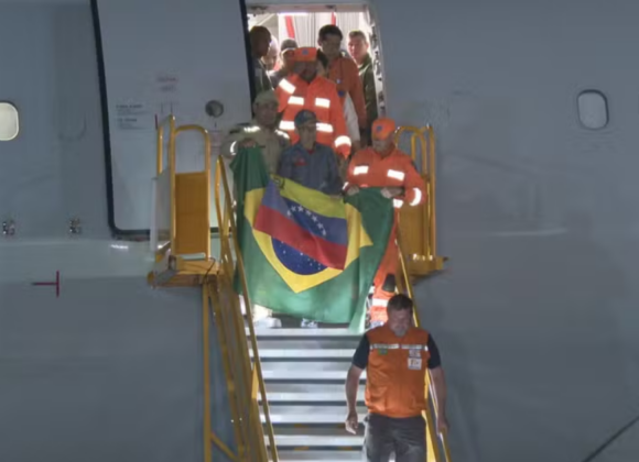 Equipes brasileiras retornam após resgatar 14 sobreviventes de terremotos na Venezuela Resgate na Venezuela