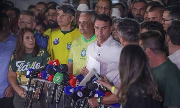Flávio Bolsonaro diz que PF determinou entrega de passaportes img_4322